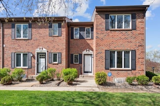 635 Maple Park Dr, Saint Paul, MN 55118