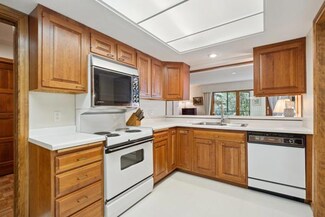 5601 Dewey Hill Rd Unit 113, Edina, MN 55439