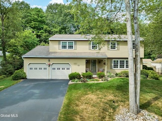 16 Huntwood Dr, Clifton Park, NY 12065