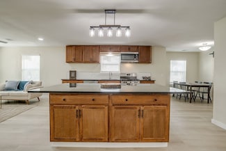 1320 Wayne St, Haltom City, TX 76117