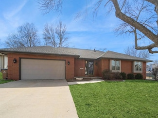 10674 Elmcrest Dr, Clive, IA 50325