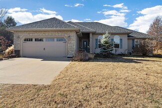 208 Drop Tine Dr, Strafford, MO 65757