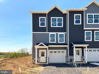 124 Highpoint Park Dr, Pleasant Gap, PA 16823