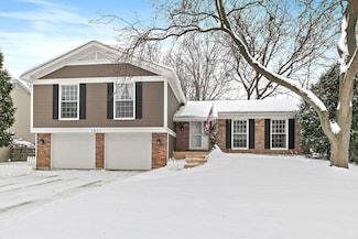 1021 Abbey Dr, Crystal Lake, IL 60014