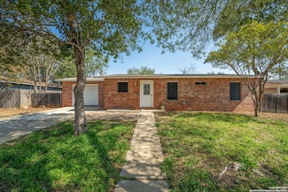 1005 Simmons Ave, Jourdanton, TX 78026