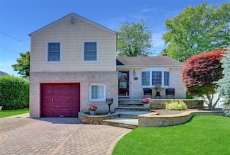 464 N Syracuse Ave, Massapequa, NY 11758