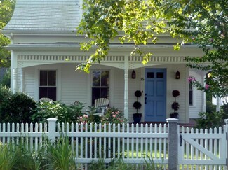 15 Putnam Ave, Cotuit, MA 02635