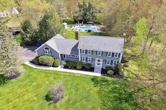 28 King Arthur Dr, Londonderry, NH 03053