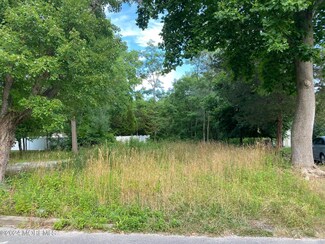 26 Ridgeway St, Barnegat, NJ 08005