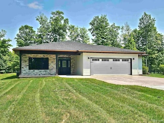 1522 Country Club Dr, Manistique, MI 49854