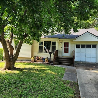 9509 E 68th St, Raytown, MO 64133