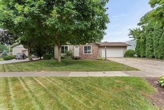 805 S Center St, Mahomet, IL 61853