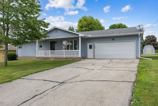 805 W 17th St, Vinton, IA 52349