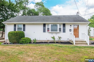 1 Gail Dr, Succasunna, NJ 07876