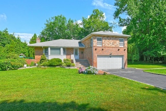 2 Cherrywood Ln, Port Washington, NY 11050
