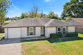 817 Circle Way, Alvin, TX 77511