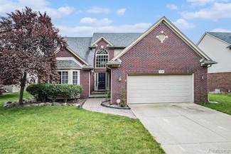 724 Pinecreek Dr, Fenton, MI 48430