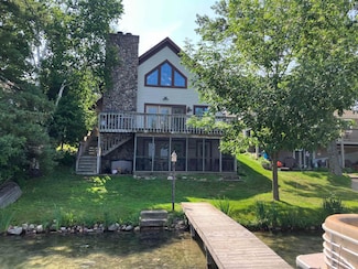 E1402 Grandview Rd, Waupaca, WI 54981