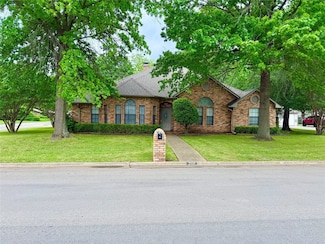 2103 Pecan St, Bonham, TX 75418
