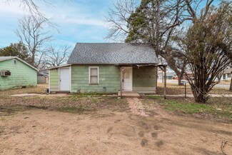 573 W 1st St, Valley Center, KS 67147