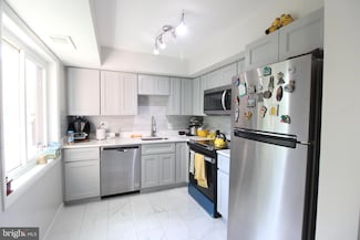 3210 S 28th St Unit 401, Alexandria, VA 22302