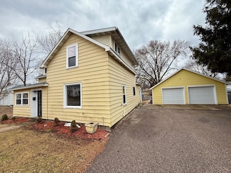 414 8th St, Baraboo, WI 53913