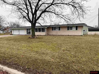 300 W 2nd St, Hanska, MN 56041