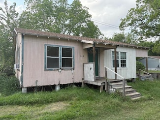 308 N Kleas St, Edna, TX 77957