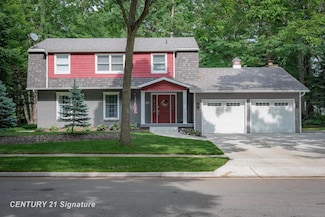 5712 Woodbridge Ln, Midland, MI 48640