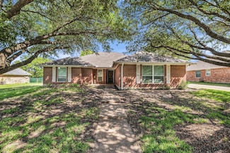 232 Crescent Dr, Hewitt, TX 76643