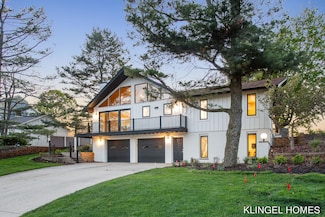 127 Emmet St, Grand Haven, MI 49417