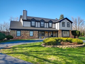 8 Wyndham Ct, Oak Brook, IL 60523