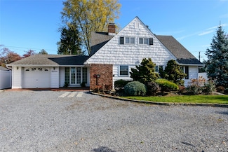 11 Foster Ln, Westbury, NY 11590