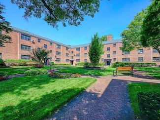 15 Beach Rd Unit 2P, Great Neck, NY 11023