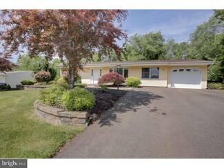 65 Kingsley Rd, Kendall Park, NJ 08824