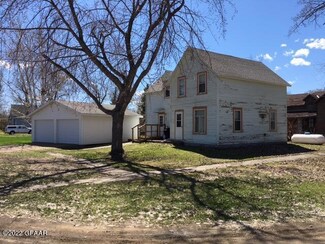 202 Crowston Ave, Hamilton, ND 58238