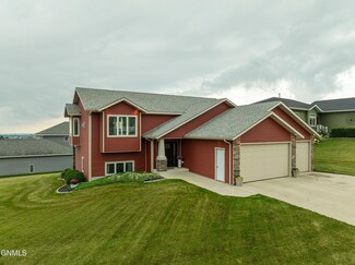 1111 Golden Wave Dr, Bismarck, ND 58503