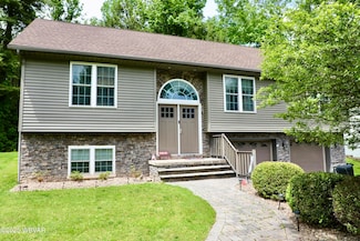 82 Woodside Cir, Jersey Shore, PA 17740