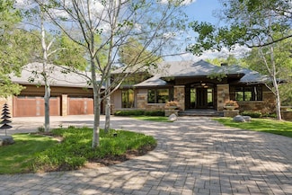 370 Ferndale Rd W, Wayzata, MN 55391