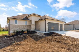 4304 NE Hideaway Dr, Lee's Summit, MO 64064