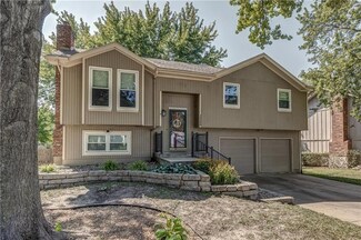 15330 S Summertree Ln, Olathe, KS 66062