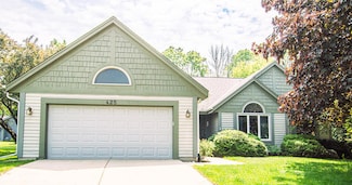 425 Glen View Ct S, Slinger, WI 53086