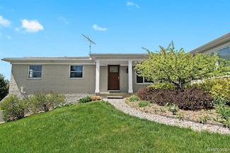 5480 Kensington Rd, Brighton, MI 48114