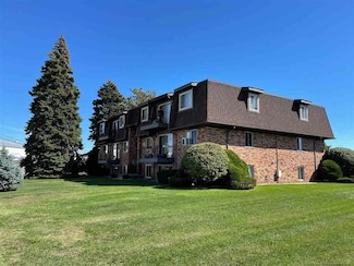 101 Riviera Dr, Saint Clair Shores, MI 48080