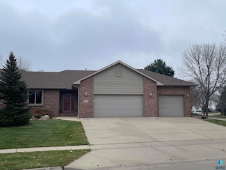 210 E Pinehurst Dr, Sioux Falls, SD 57108