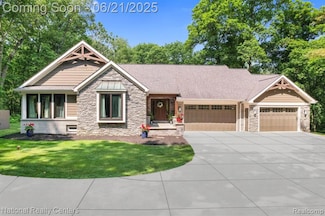 11500 Lisa Lori Ln, South Lyon, MI 48178