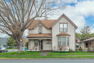 302 NE D St, Grants Pass, OR 97526