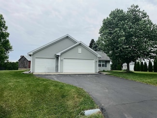 6760 N Summit Dr, Byron, IL 61010