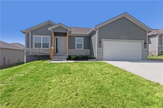 912 SW Pintail Ln, Oak Grove, MO 64075