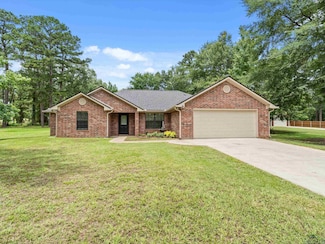 2015 W Lake Dr, Gladewater, TX 75647
